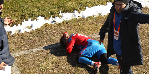 Futbol bu değil! Oyuncunun kafasını yardılar