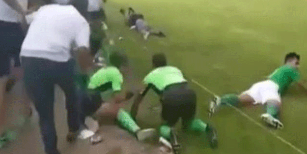 Futbol maçında silahlı saldırı! Ölüler var