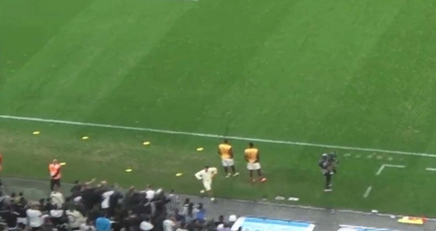 Futbol maçında skandal! Antrenörün hareketi taraftarları çılgına çevirdi! Böyle şey görülmedi