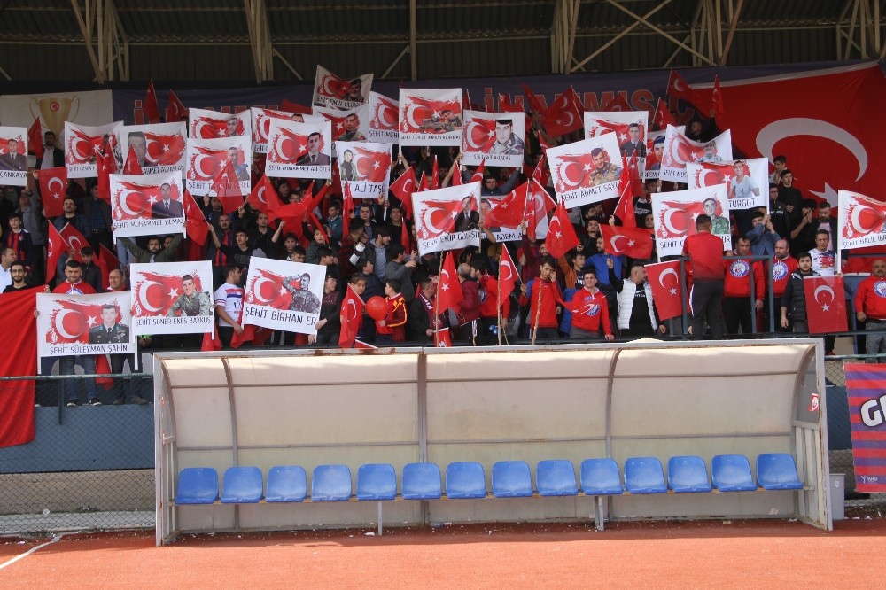 Futbol maçında taraftarlar İdlib şehitlerini andı, isimleri tek tek okundu 