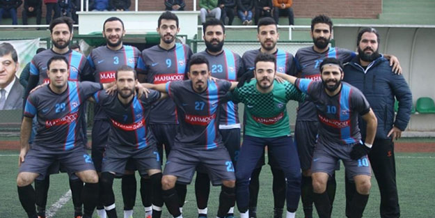 Futbol maçında taşlar havada uçuştu! Polis yaralandı tomayla müdahale edildi