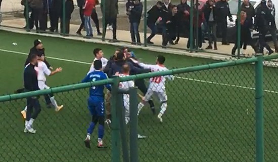 Futbol maçında tekme ve yumruklar konuştu 