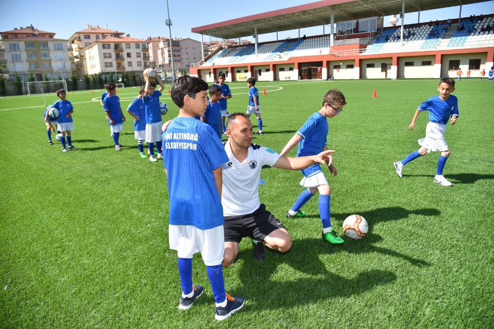 Futbol okuluna kayıtlar devam ediyor 