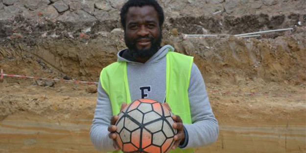 Futbol oynamaya geldi! İnşaat işçisi oldu
