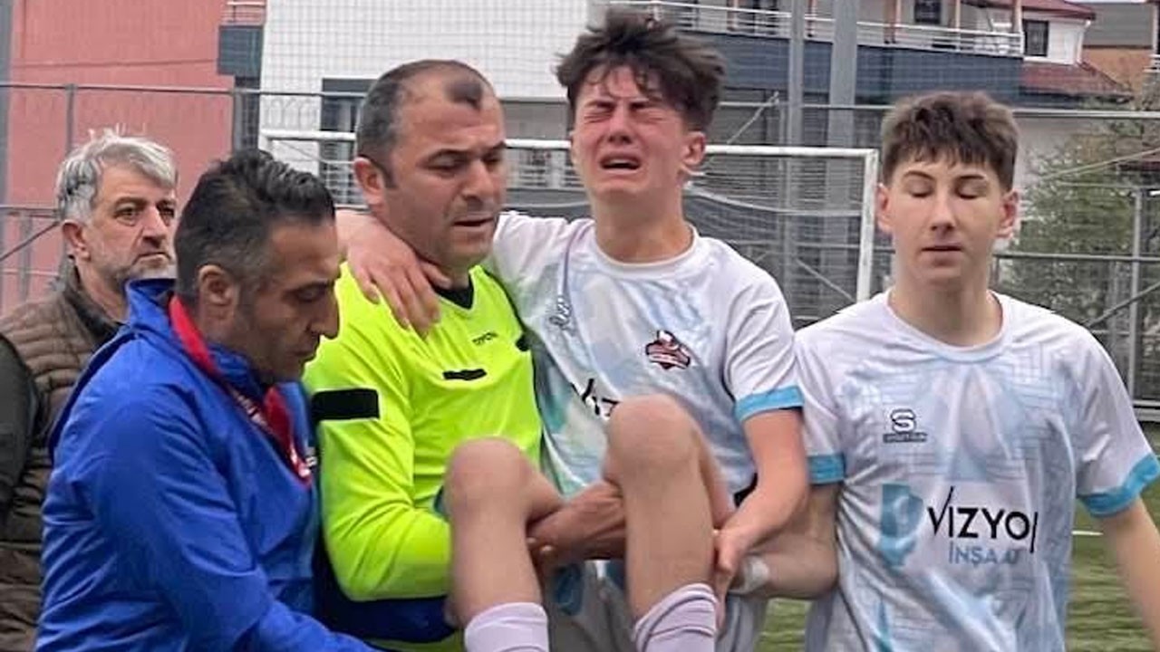 Futbol sahalarında benzeri görülmemiş olay! Sakatlanan futbolcuyu maçın hakemi taşıdı