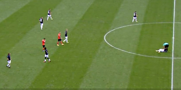 Futbol sahalarında bunu da gördük! Yok artık…