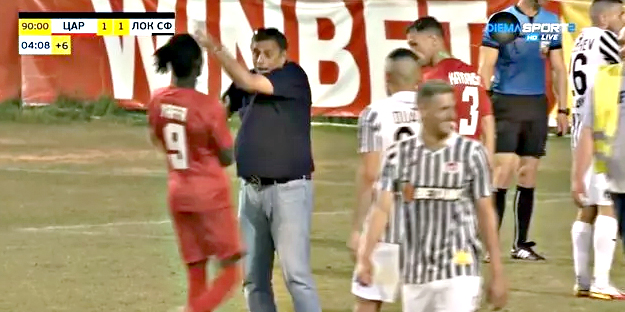 Futbol sahalarında ender görülen olay!