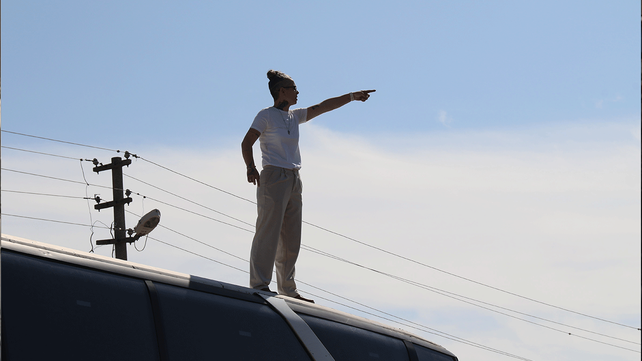 Futbol sahalarında görülmemiş an! Cezalı teknik direktör otobüsün üzerinden taktik verdi