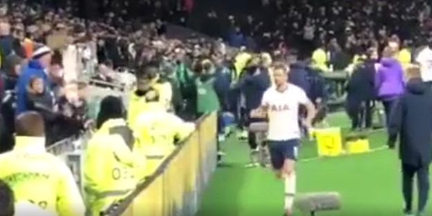 Futbol sahalarında görülmemiş olay! Tribüne daldı taraftara saldırdı