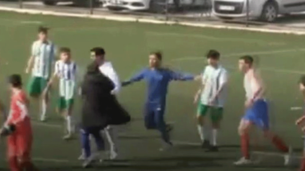 Futbol sahası box ringine döndü! Teknik heyet ve taraftarlar birbirine girdi!