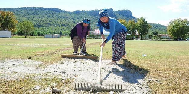 Futbol sahasına kadın bahçıvan