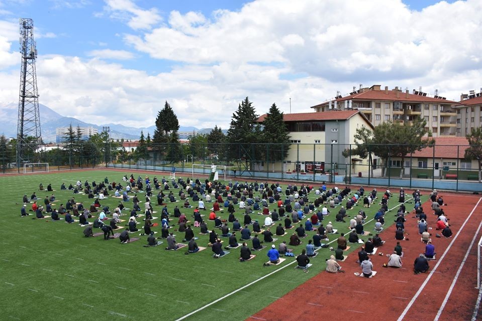 Futbol sahasında cuma namazı 
