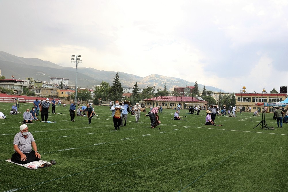 Futbol sahasında cuma namazı 