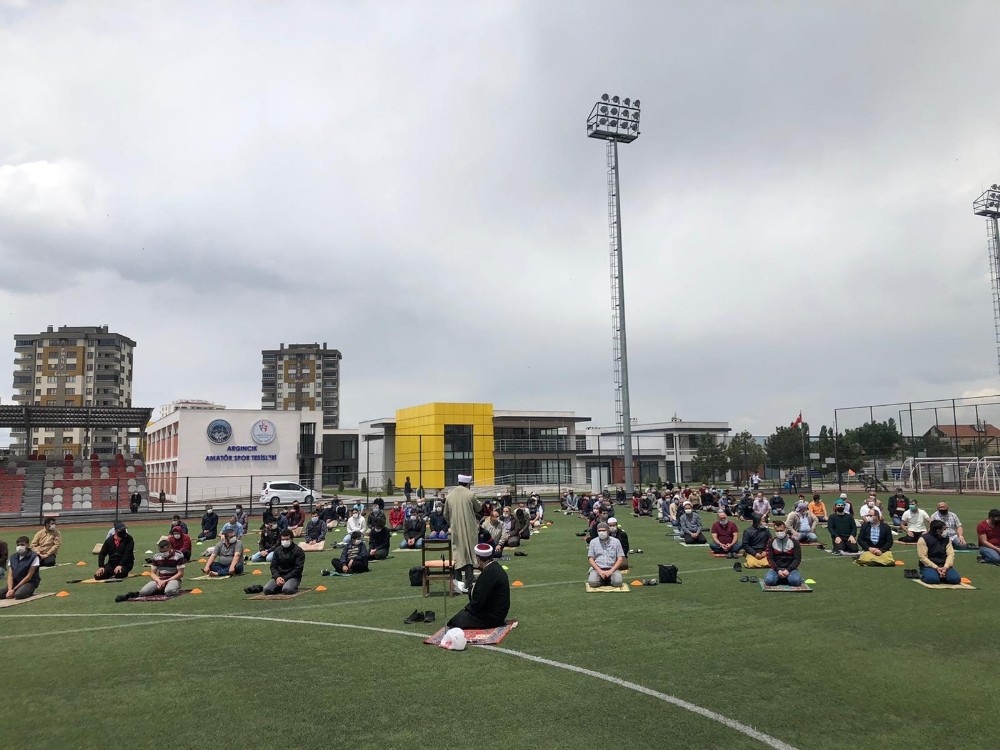 Futbol sahasında Cuma namazı kılındı 