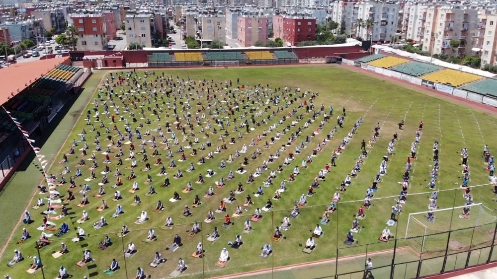 Futbol sahasında sosyal mesafeli cuma namazı 