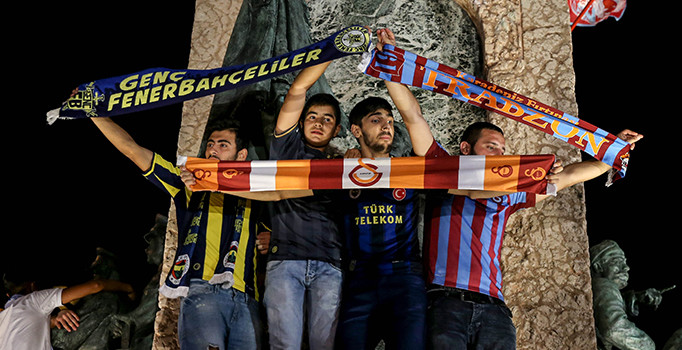 Futbol taraftarlarından darbe girişimine karşı ortak mesaj