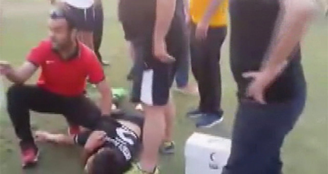 Futbol terörü! Taraftalar bıçakla ve sopalarla sahaya indi