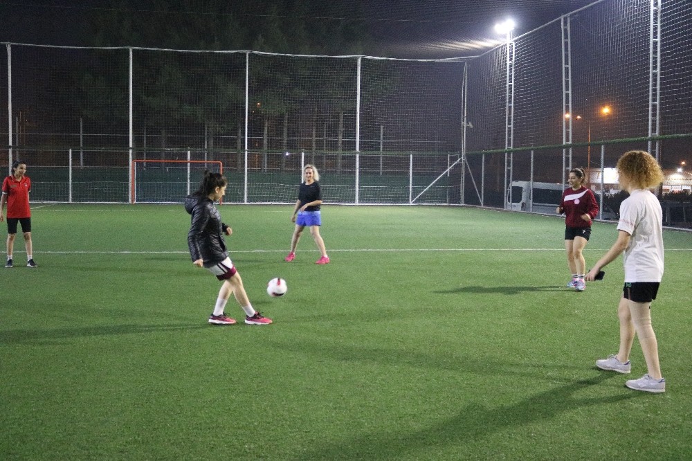 Futbol turnuvasında genç kızlar top koşturdu 