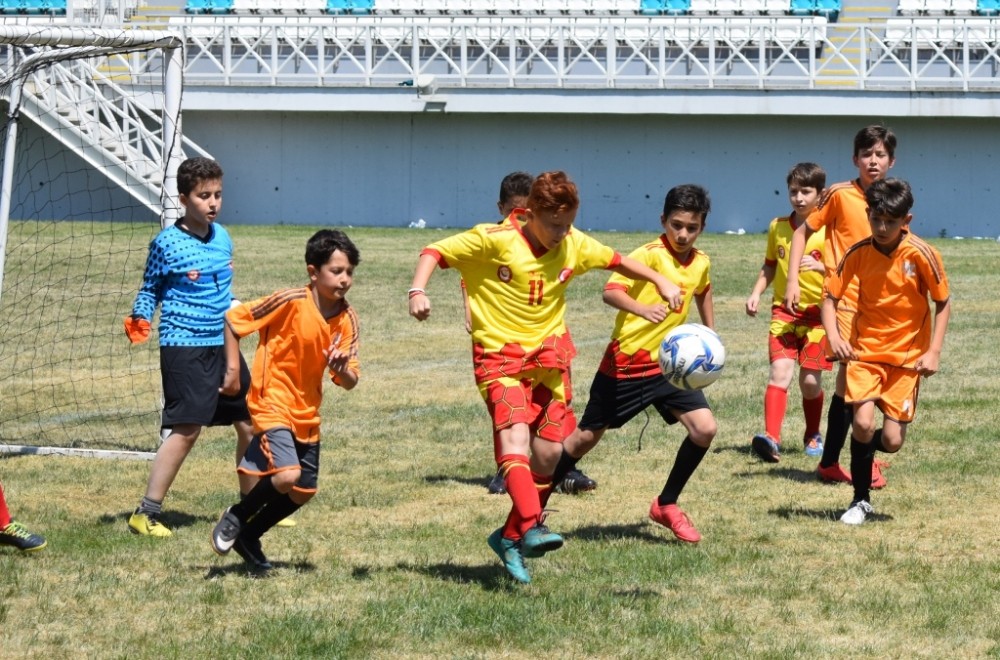 Futbol yıldızlarda şampiyon Karamehmet Ortaokulu 