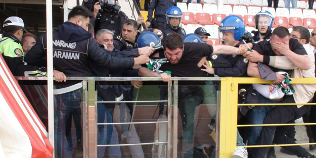 Futbola yakışmayan görüntü! Taşlar havada uçuştu: Yaralılar var