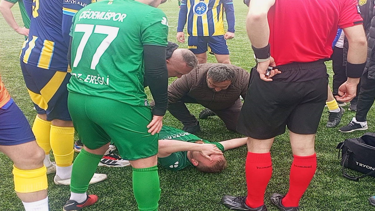 Futbolcu bir anda yere yığıldı! Amatör maçta yürekleri ağza getiren anlar