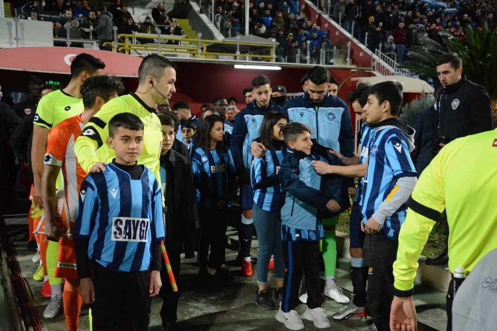 Futbolcu olmak isteyen öğrenciler maça götürüldü 