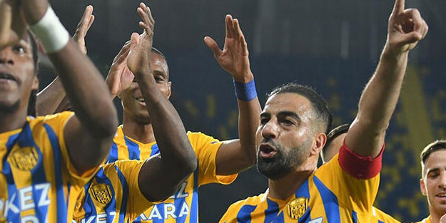 Futbolcu Sedat Ağçay ambulansla hastaneye kaldırıldı