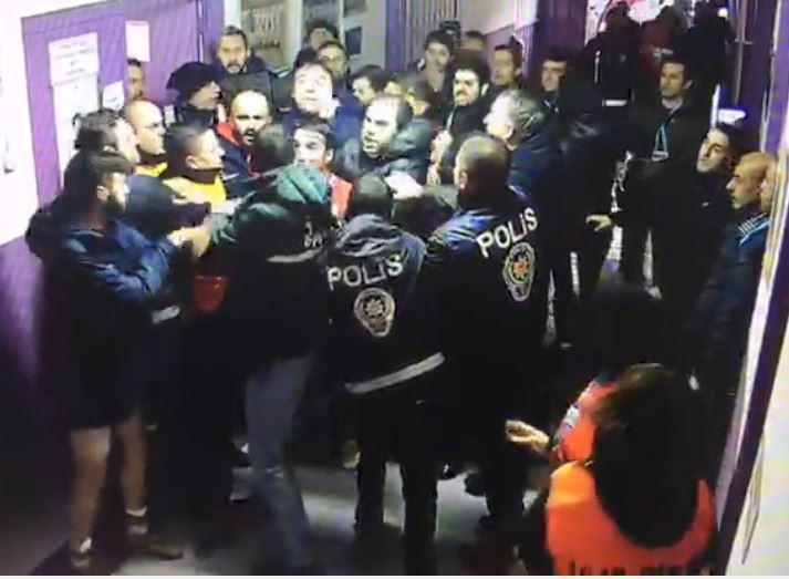 Futbolcu ve polis arasında yaşanan gerginlik güvenlik kamerasına yansıdı 