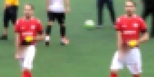 Futbolcudan ahlaksız hareket! Tribünlere cinsel organını gösterdi