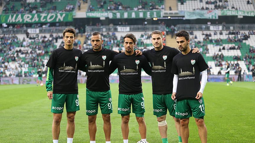 Futbolcular Bursa'daki terör saldırısını protesto etti