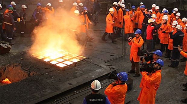 Futbolcular 'Demir ve Çelik Fabrikası'na girdi