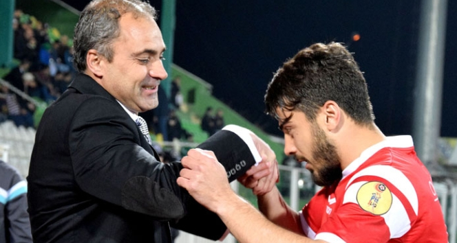 Futbolcular elini öpmek için sıraya girdi