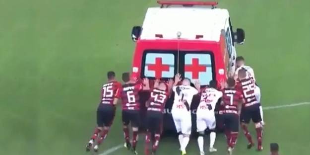 Futbolcular maç ortasında ambulansı ittiler!