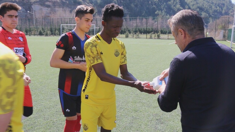 Futbolcular maça dezenfekte edilerek çıktı 