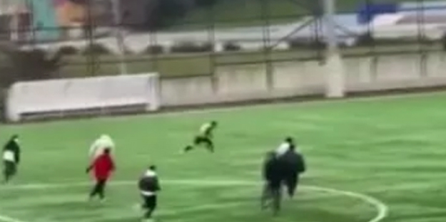 Futbolcular nasıl kaçacağını şaşırdı! Bunu da gördük ya artık...