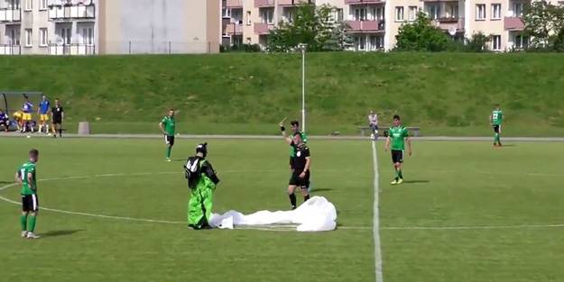 Futbolcular neye uğradığını şaşırdı! Sahaya inen paraşütçüye hakemden sarı kart