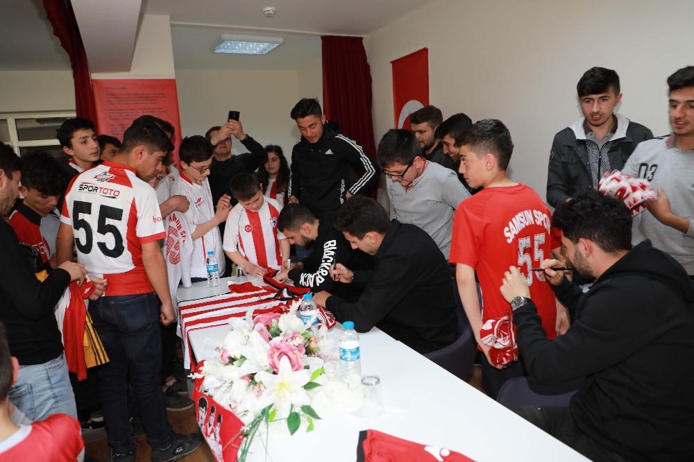 Futbolcular öğrencilere imza dağıttı 