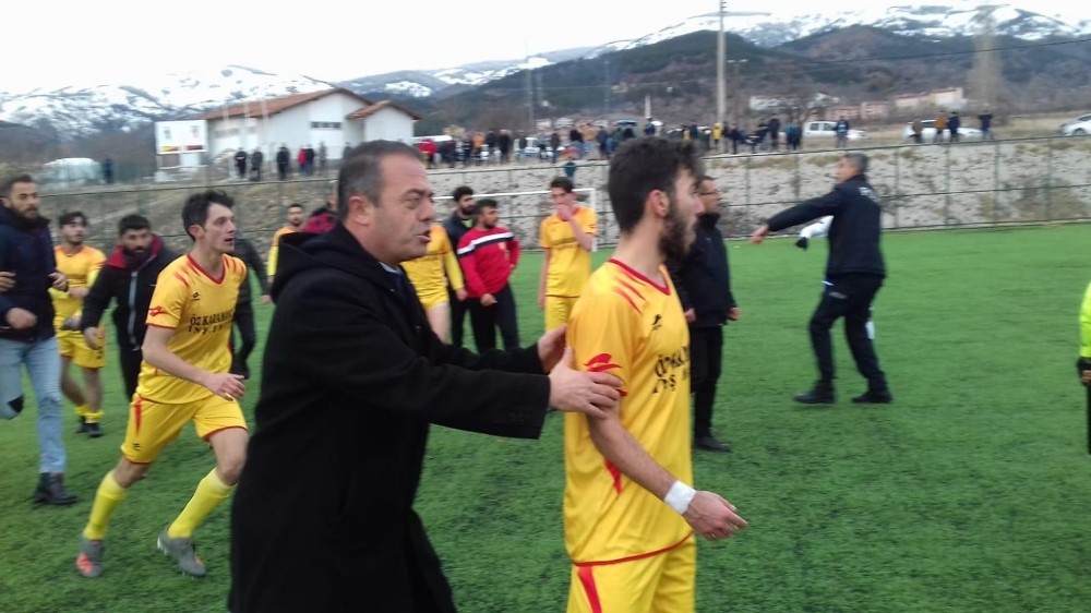Futbolcular sahada tekme-tokat kavga etti, polis havaya ateş açtı 