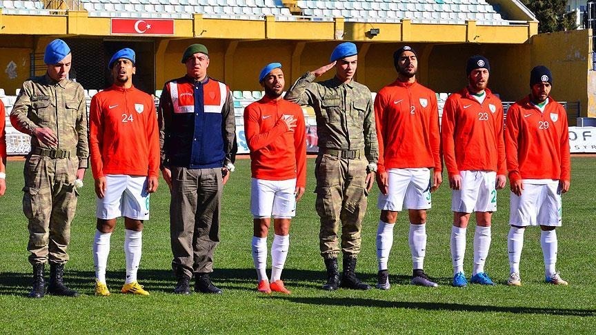 Futbolcular sahaya böyle çıktı!