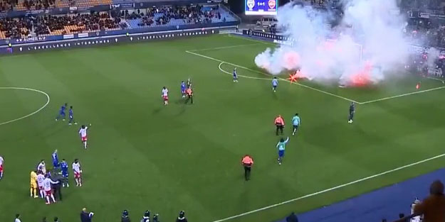 Futbolcular taraftardan aşağı kalmadı! Sahaya atılan meşaleleri tribüne fırlattı