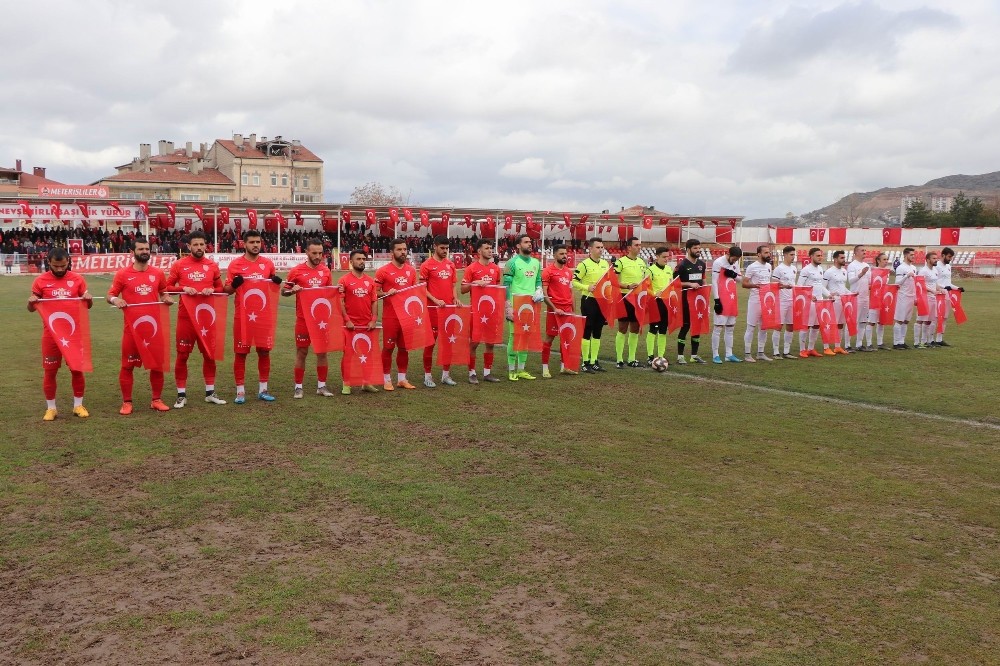 Futbolcular ve hakemler maça Türk bayraklarıyla çıktı 