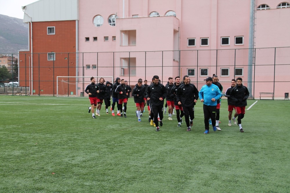 Futbolculara örnek başkan 