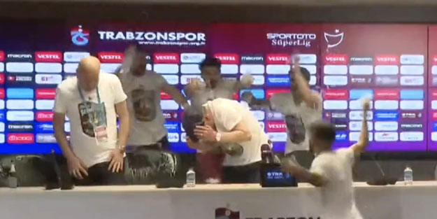 Futbolculardan Abdullah Avcı'ya röportajda baskın