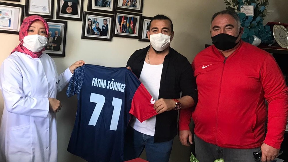 Futbolculardan sağlık çalışanlarına ’moral’ ziyareti 