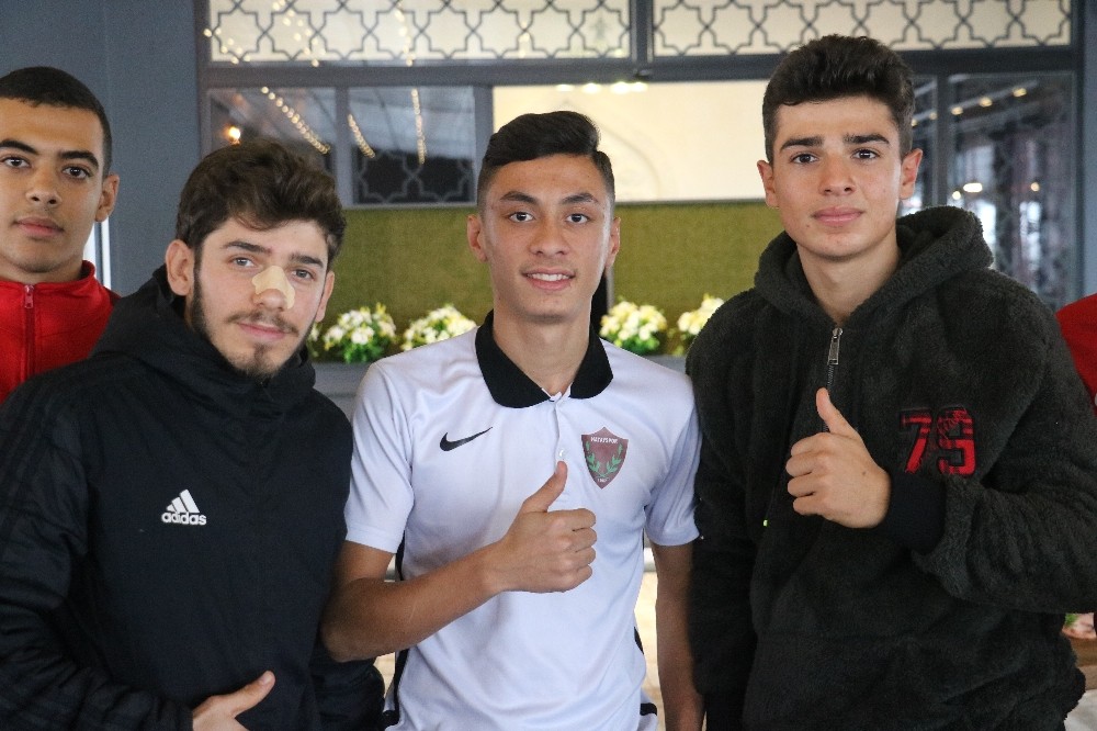 Futbolcuları taşıyan otobüs devrildi 