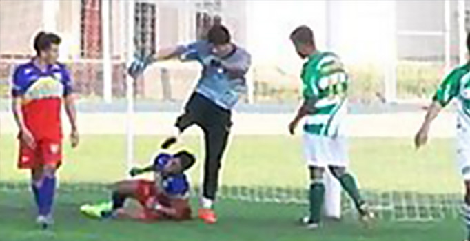 Futbolcunun kafasına tekme atan kaleci 4 yıl futboldan uzaklaştırıldı