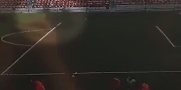 Futbolcunun üzerine yıldırım düştü