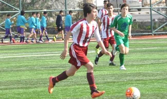 Futbolcusuna beddua eden antrenör kovuldu!