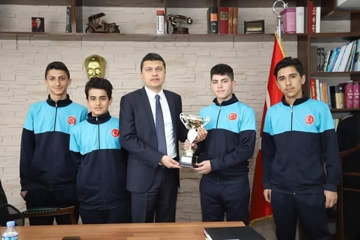 Futbolda il birincisi olan öğrencilerden kaymakam Öztürk ’e ziyaret 