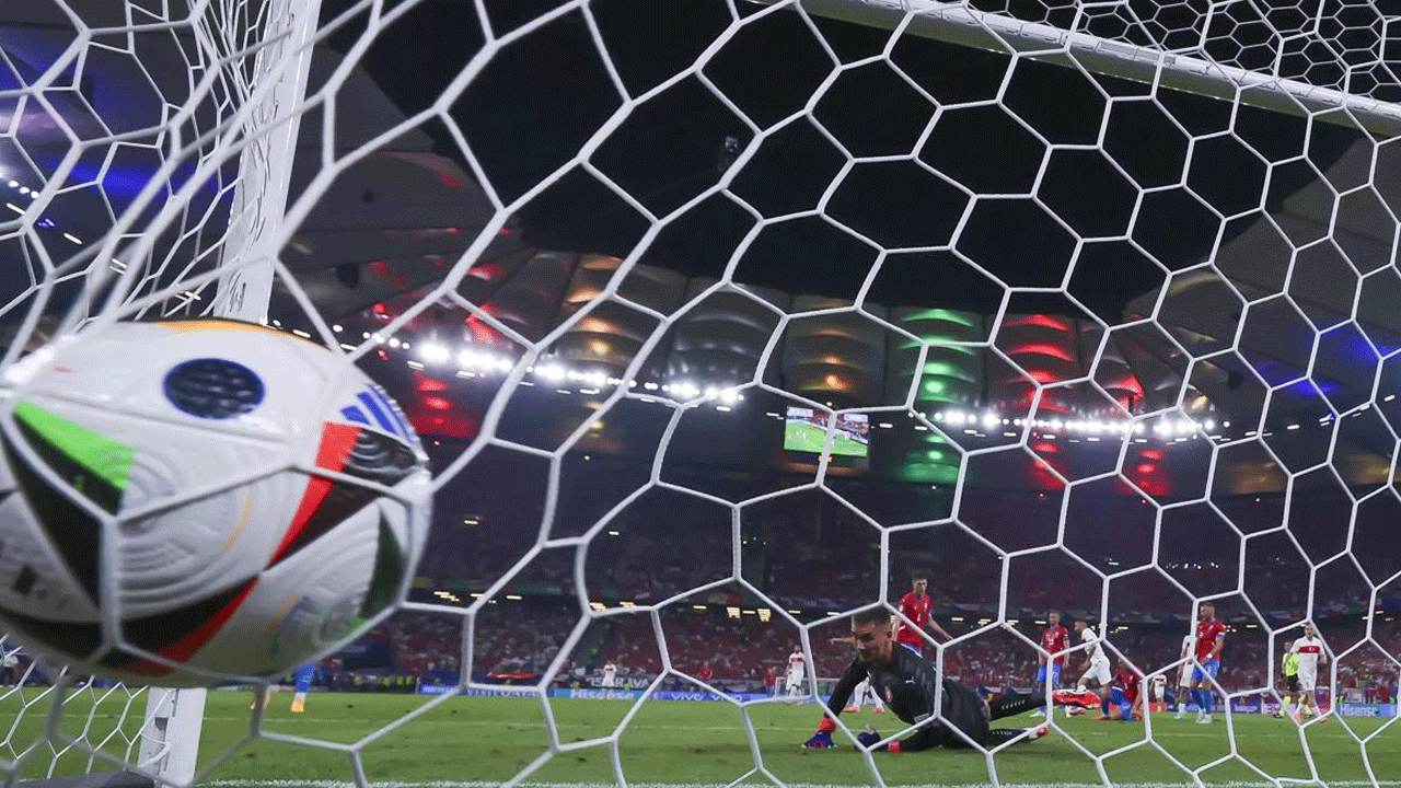 Futbolda penaltı kuralı resmen değişti: Milli Takım’da Hakan’ın da başına gelmişti!